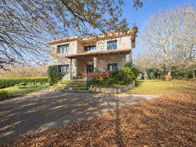 Chalet en venta en Amoeiro. Chalets.