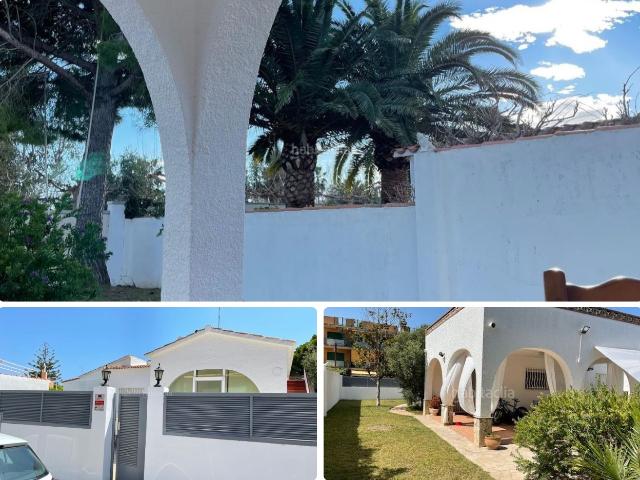 Chalet en venta en Amposta, Eucaliptus Poble Nou del Delta Costa Dorada. Preciosa casa en una planta con piscina a 300 metros del mar con licencia turistica. Chalets.