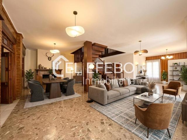 Chalet en venta en Antequera, Fuentemora. Exclusiva finca con chalet independiente, nave industrial y piscina privada. Chalets.