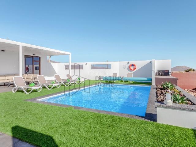 Chalet en venta en Antigua, Triquivijate. Maravillosa Villa de lujo con piscina en Triquivijate. Chalets.