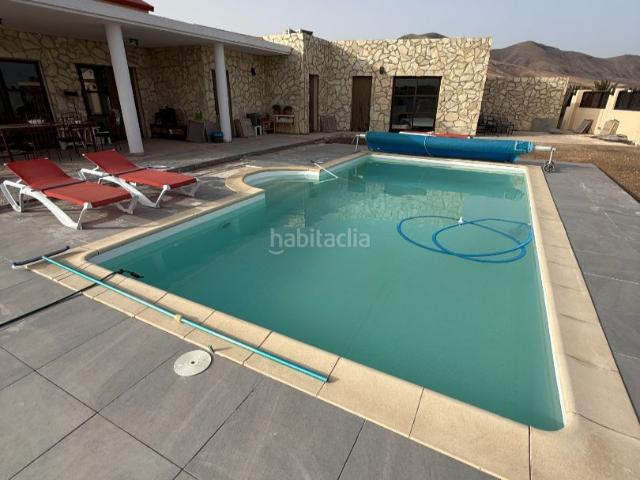 Chalet en venta en Antigua, Triquivijate. Presentamos esta Magnifica propiedad de 155m2 en un terreno de 10.000m2. Chalets.