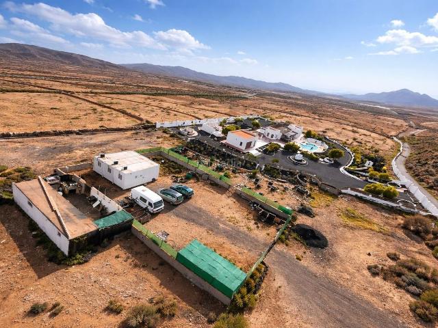 Chalet en venta en Antigua, Casillas de Morales. Finca de lujo con villa independiente, piscina privada y parcela de 13.000 m en Antigua Fuerteventura. Chalets.