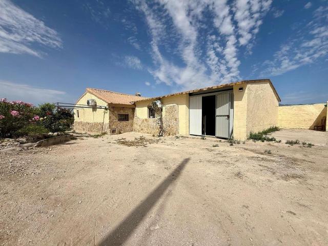 Chalet en venta en Abanilla. Hermosa villa en Abanila. Chalets.