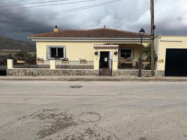 Chalet en venta en Abanilla. Preciosa casa pareada con 3 dormitorios, 2 baños, jardín y patio en Cañada de la Leña. Chalets.