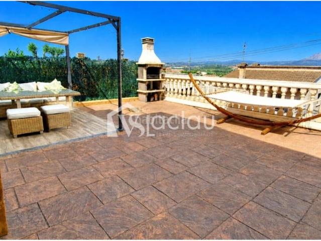 Chalet en venta en Abrera. Magnífica casa soleada con garaje y espacio para construir una piscina. Chalets.