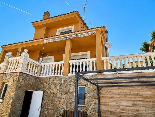 Chalet en venta en Abrera, de 141 m² 3 habitaciones por 359.900