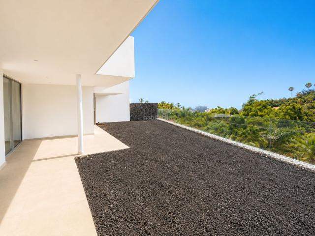 Chalet en venta en Adeje, La Caldera. Tenerife South ADEJE Exclusively luxurious, newly completed villa with a private pool and spectacular views of the Atlantic. Chalets.