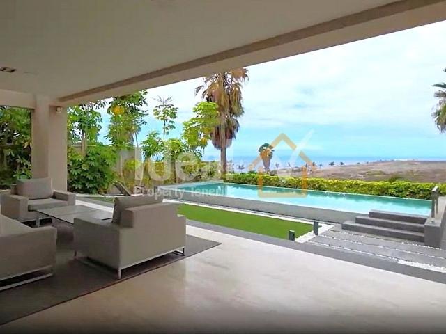 Chalet en venta en Adeje, La Caleta. Moderna villa de lujo con vistas panoramicas en La Caleta. Chalets.