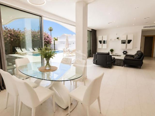Chalet en venta en Adeje, La Caleta. Villa de lujo con piscina privada en La Caleta, Costa Adeje. Chalets.