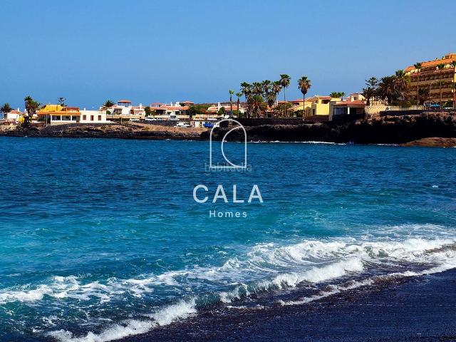 Chalet en venta en Adeje, La Caleta. Villa en Primera Línea de Mar en La Caleta. Chalets.