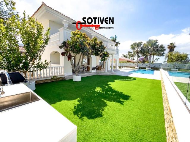 Chalet en venta en Adeje, La Caleta. Villa indep. en venta en La Caleta, 4 dormitorios. Chalets.