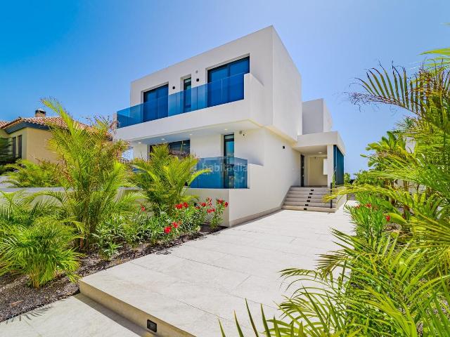 Chalet en venta en Adeje, Playa Fañabé Alto. Moderna y exclusiva villa Bella Madronal. Chalets.