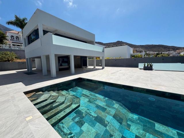 Chalet en venta en Adeje, Torviscas Centro y Alto. TENERIFE SOUTH Fantastic modern and luminous new build villa in Adeje. Chalets.