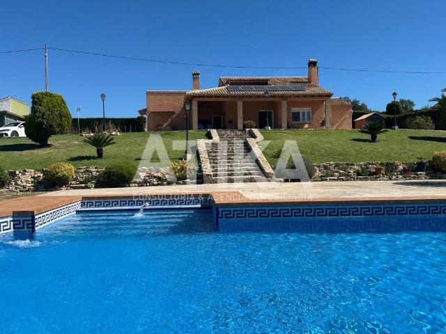 Chalet en venta en Agullent. CHALET CON VISTAS ESPECTACULARES Y UBICACIÓN PRIVILEGIADA A SOLO 45 MINUTOS DE GANDÍA. Chalets.