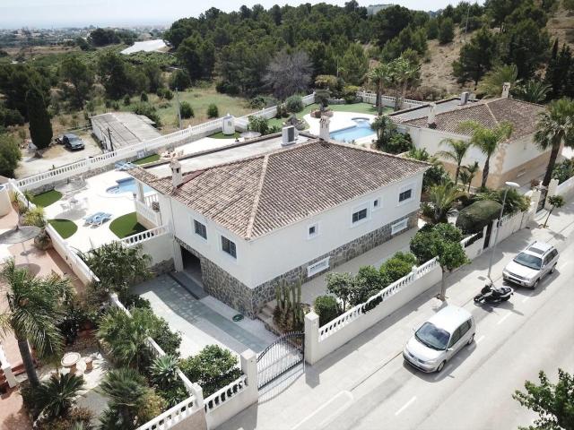 Chalet en venta en Altea, Altea Ciudad. Impresionante chalet de tres dormitorios cerca de Altea. Piscina privada y jardines con vistas al mar. Chalets.