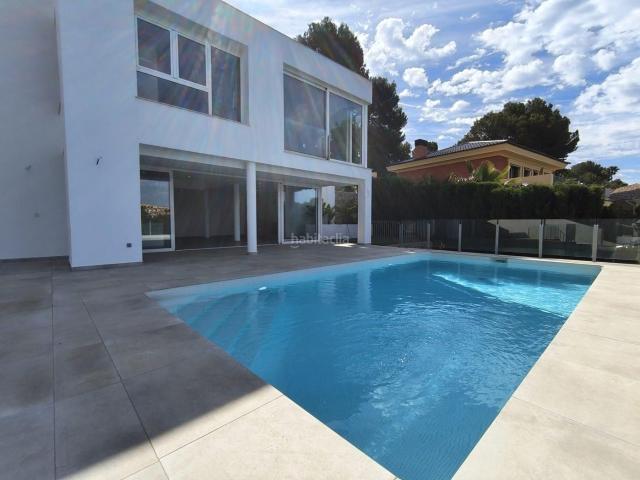 Chalet en venta en Altea, Altea Hills. Increíble villa de nueva construcción terminada con vistas magnificas por toda bahía de Altea. Chalets.