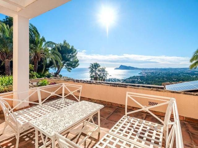 Chalet en venta en Altea, Altea Hills. VILLA CAPRICHO LUJO Y PRIVACIDAD EN ALTEA HILLS CON VISTAS AL MAR Y AL SKYLINE DE BENIDORM. Chalets.
