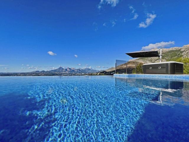 Chalet en venta en Altea, Altea Hills. Villa de lujo con vistas al mar y la montaña. Chalets.