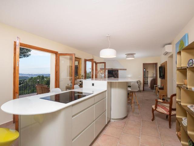 Chalet en venta en Altea, Altea la Vella. Exclusiva Villa con Piscina, Vistas al Mediterráneo y Dos Suites Privacidad y Encanto en Altea La Vela. Chalets.