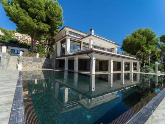 Chalet en venta en Altea Hills. La propiedad se distribuye e. 880m² Altea