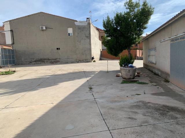 Chalet en venta en Alameda de la Sagra. Chalet independiente con gran parcela, amplia nave, piscina y opción de segregación con gran posibilidad de construir varias vivie. Chalets Alameda de la.
