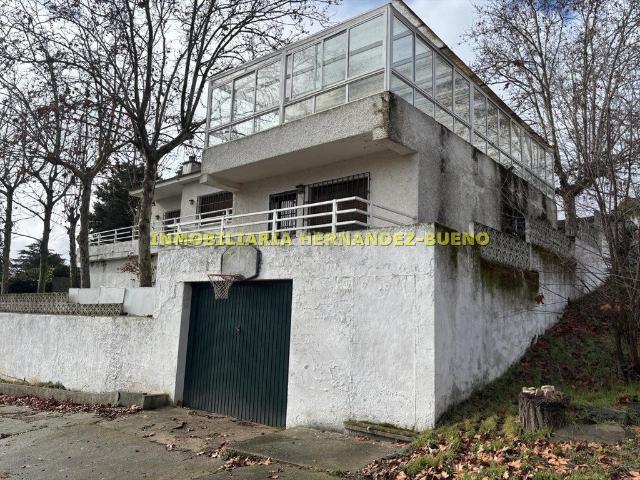 Chalet en venta en Alba de Tormes. CHALET INDIVIDUAL en ALBA DE TORMES, RECIÉN REBAJADO!Parcela de 1.248 m2.Vivienda para reformar y dejar a su gusto. La casa tien. Chalets Alba de.