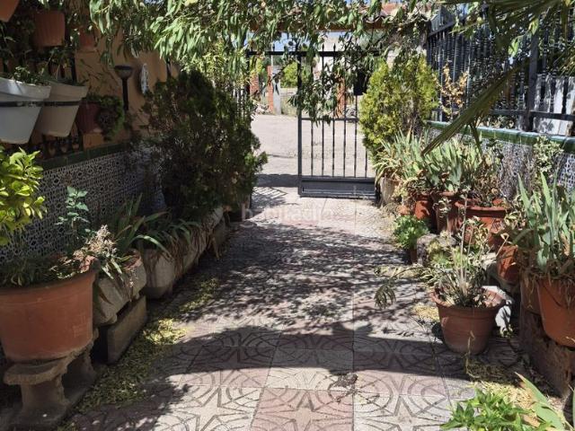 Chalet en venta en Albares. Parcela de 653 m² con dos viviendas independientes y piscina. Chalets.