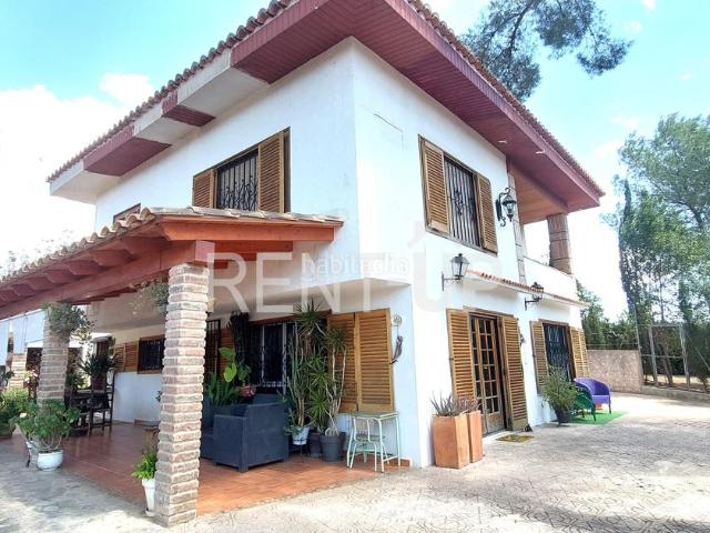 Chalet en venta en Alberic. GRANDE CON PISCINA Y PISTA DE TENIS PRECIOSAS VISTAS. Chalets.
