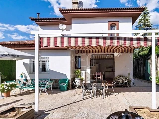 Chalet en venta en Albolote. UNIFAMILIAR INDIVIDUAL EN CALLE SALVIA, ALBOLOTE. Chalets.