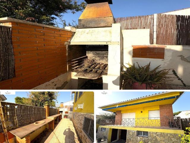 Chalet en venta en Alcanar Costa Dorada. Chalet en Sota Montsià con piscina privada, garaje y múltiples posibilidades. Chalets.