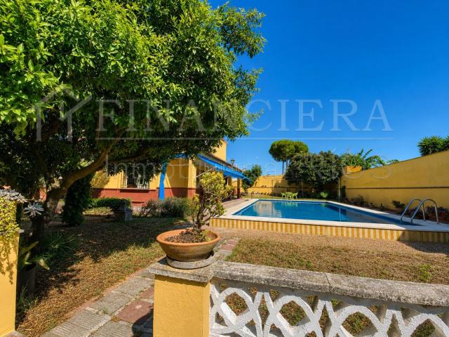 Chalet en venta en Alcalá de Guadaira, Oromana. Chalet en venta en Urbanización La Alegría, 5 dormitorios. Chalets Alcalá de.