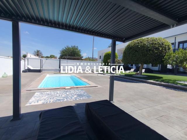 Chalet en venta en Alcalá de Guadaira, Oromana. Exclusivo chalet de autor con piscina privada, diseño contemporáneo y máxima eficiencia energética. Chalets Alcalá de.