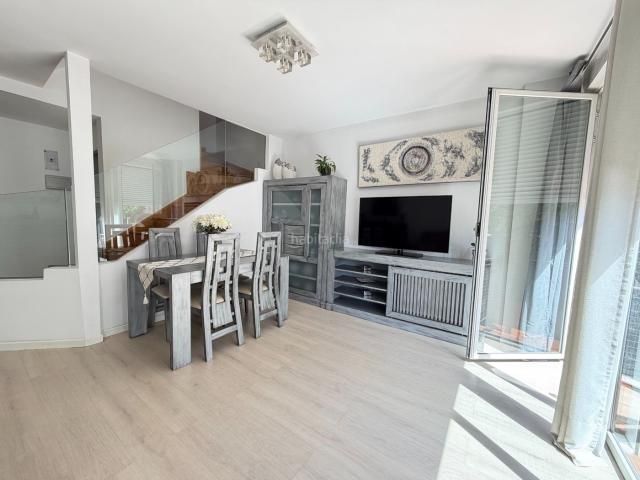 Chalet en venta en Alcalá de Henares, Ensanche. VÉRTICE GRUPO INMOBILIARIO pone a la venta EN EXCLUSIVA este magnífico chalet dentro de urbanización privada en el Ensanche de A. Chalets Alcalá de.