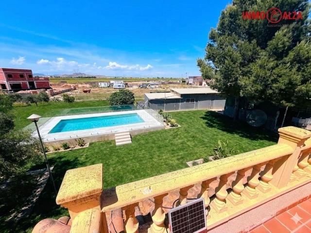 Chalet en venta en Alcázares Los, Centro. Exclusiva Finca Rústica con Piscina en Los Alcázares. Chalets Alcázares.