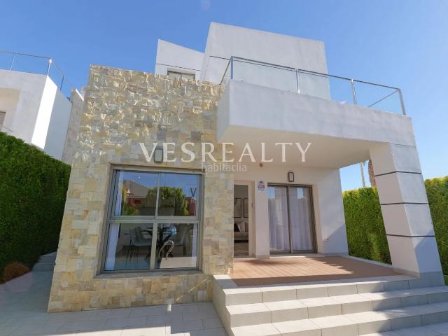 Chalet en venta en Alcázares Los, Centro. Villa de lujo lista para entrar a vivir con piscina en Playa del Espejo. Chalets Alcázares.