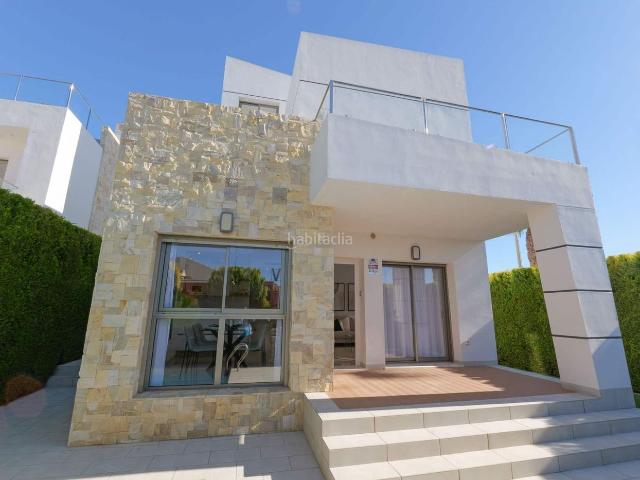 Chalet en venta en Alcázares Los, Centro. Villa Jade Diseño moderno y estilo mediterráneo con piscina en Los Alcázares. Chalets Alcázares.