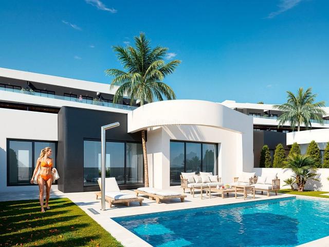 Chalet en venta en Alcázares Los, Las Lomas de Rame Bahía Bella. Villa de 3 dormitorios en venta en Los Alcázares, con piscina. Chalets Alcázares.