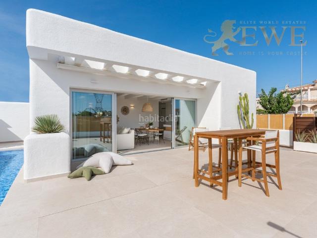 Chalet en venta en Alcázares Los, Las Lomas de Rame Bahía Bella. Fantástica villa de estilo balinés en Los Alcázares. Chalets Alcázares.