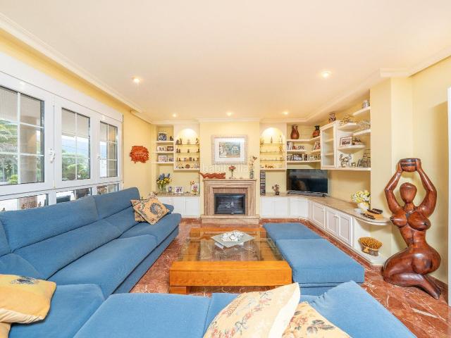 Chalet en venta en Alcoi, Centre Zona Alta. Exclusiva Finca de 6.000 m2 con Dos Viviendas y Vistas a la Sierra de Mariola. Chalets.