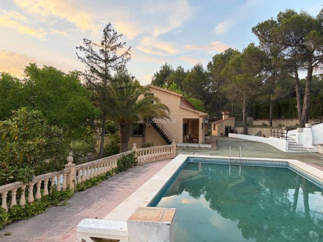 Chalet en venta en Alcoi, Batoi. Exclusiva Villa con Piscina Privada y Vistas al Parque Natural de la Sierra de Mariola. Chalets.