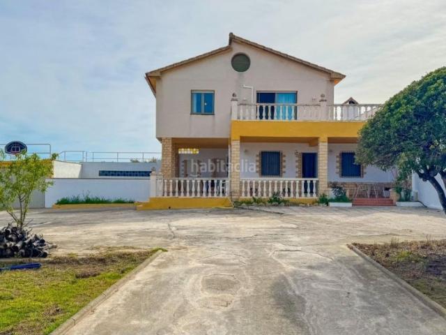 Chalet en venta en Alcover. JOYA EN ALCOVER CHALET REFORMADO CON 1.100m2 DE JARDÍN PRIVADO CALIDAD DE VIDA E INVERSIÓN SEGURA. Chalets.