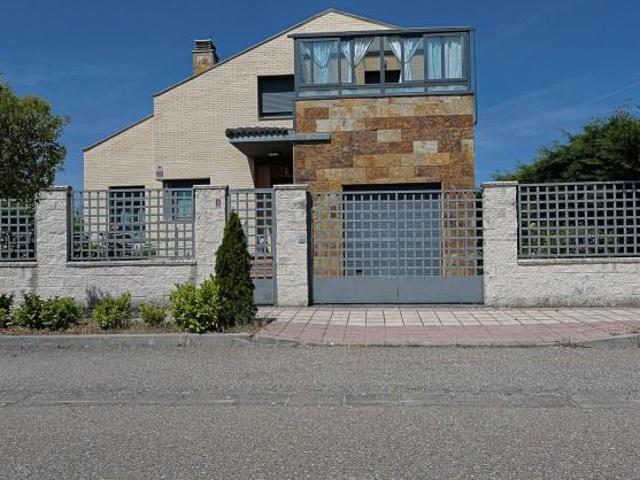 Chalet en venta en Aldeamayor de San Martín, Urbanizacion el soto