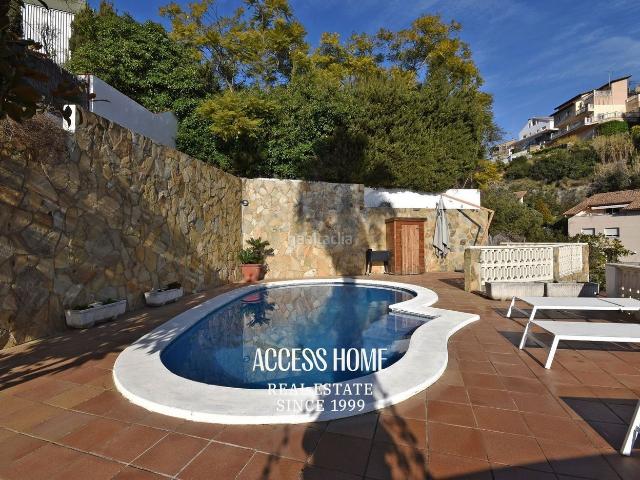 Chalet en venta en Alella. Casa con piscina en Mas Coll, Alella. Chalets.