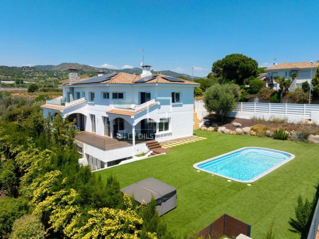 Chalet en venta en Alella. Casa villa en excelentes condiciones de 6 dormitorios en venta en Alella. Chalets.