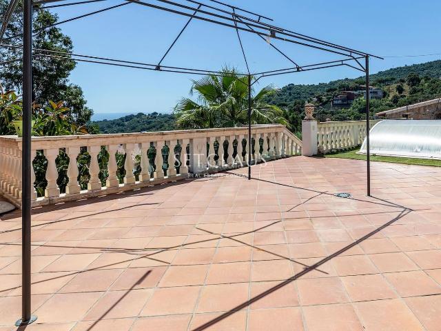Chalet en venta en Alella. Chalet independiente con apartamento. Chalets.