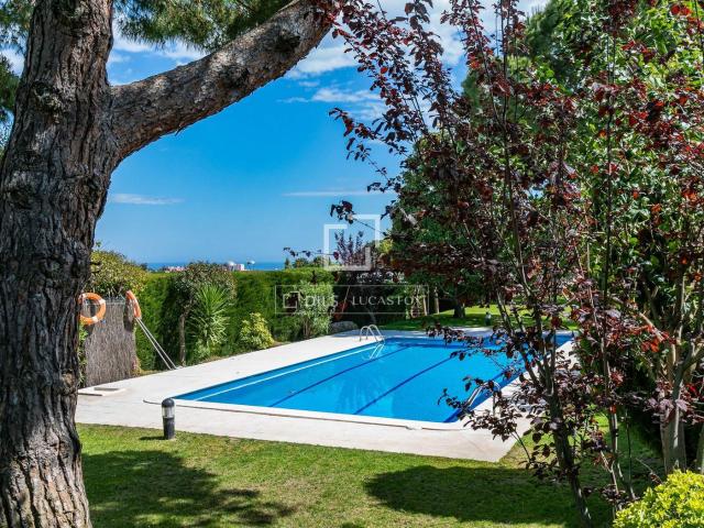 Chalet en venta en Alella. Elegante casa adosada con jardín privado y zona comunitaria con piscina en el centro de Alella. Chalets.