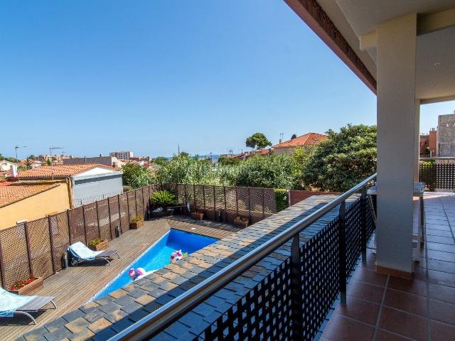 Chalet en venta en Alella. PRECIOSA CON PISCINA. Chalets.