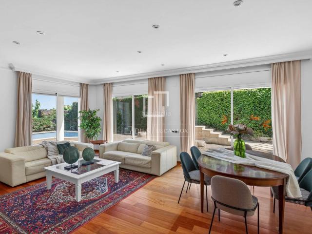 Chalet en venta en Alella. Villa a cuatro vientos con jardín y piscina tocando a Can Teixidó. Chalets.