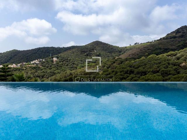 Chalet en venta en Alella. Villa de 4 dormitorios en excelentes condiciones en venta en Alella, Barcelona. Chalets.