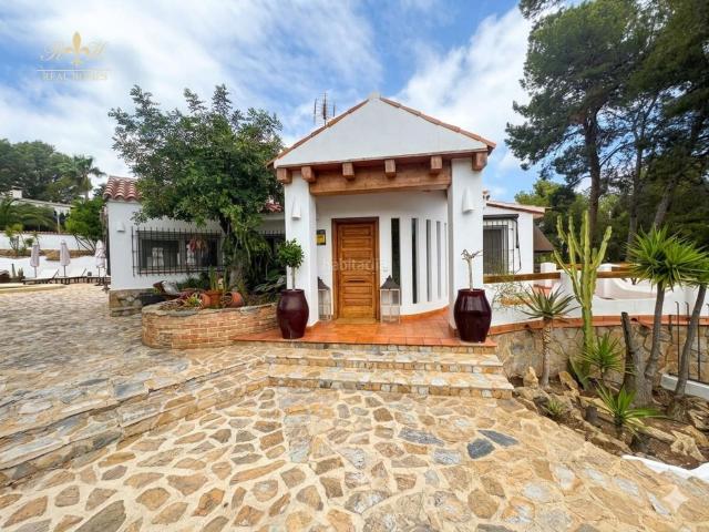 Chalet en venta en Alfàs del Pi l´, Escandinavia Cautivador. Exclusivo chalet independiente con piscina independiente sobre parcela urbana en La Nucia. Chalets Alfàs del Pi.